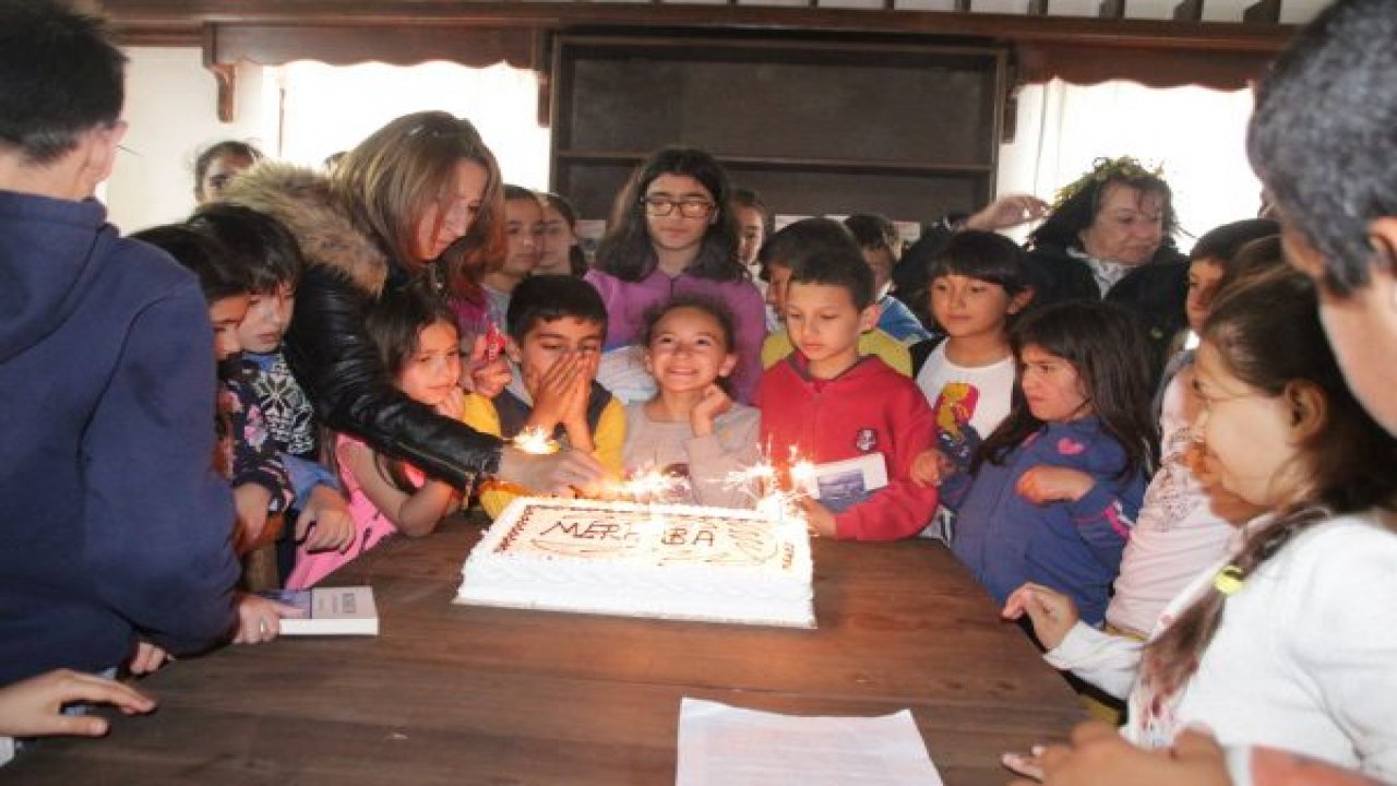 Halikarnas Balıkçısı anısına pasta kesip mezarına çiçek bıraktılar