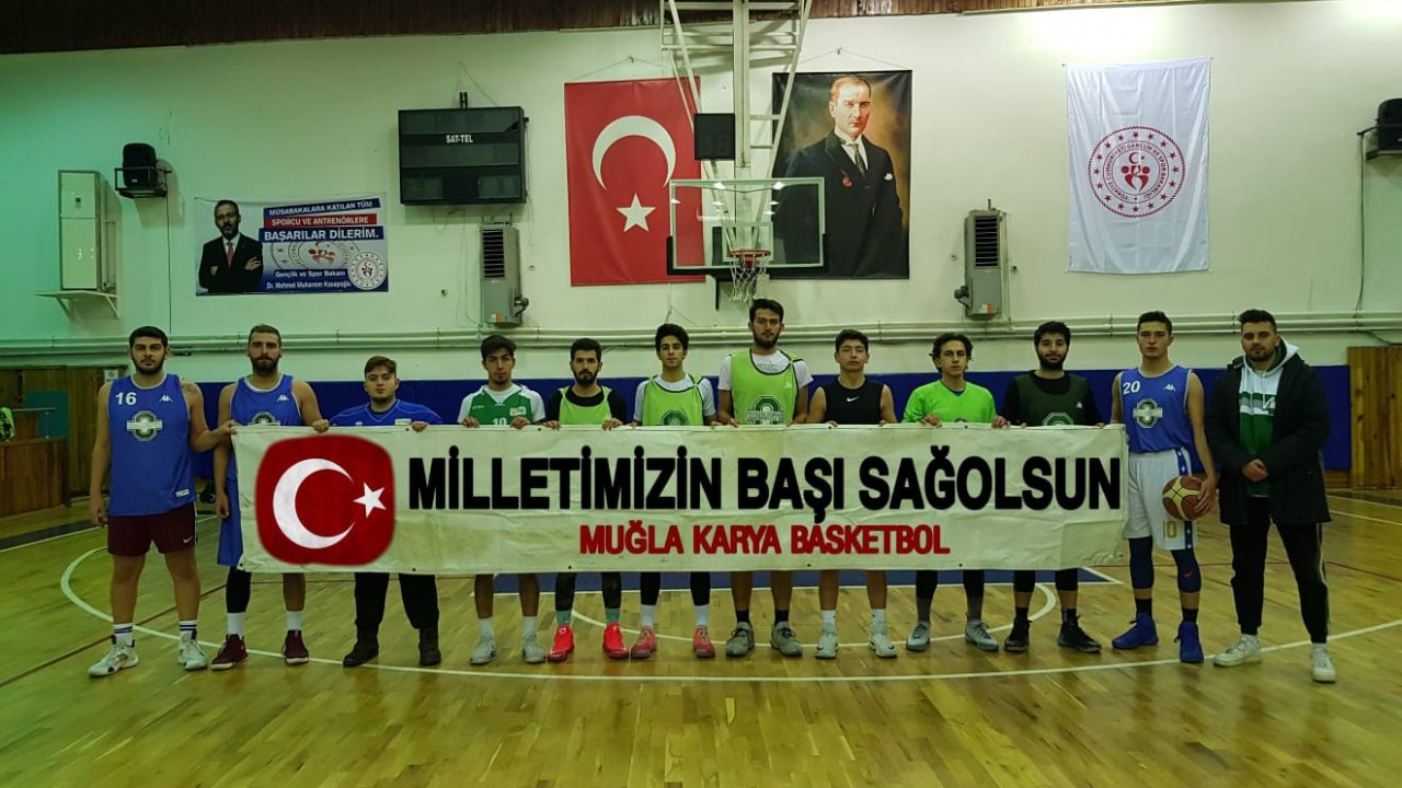 Antrenmanda Şehitler için pankart açtılar