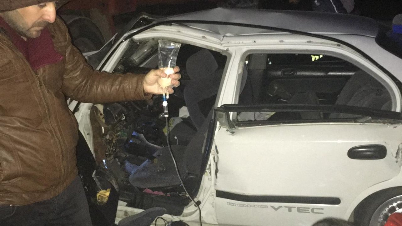 Otomobil ile kamyon çarpıştı: 4 yaralı