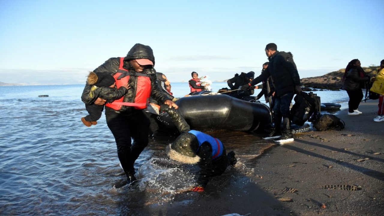 Yunan güvenlik güçleri, düzensiz göçmen botlarını zorla geri döndürdü
