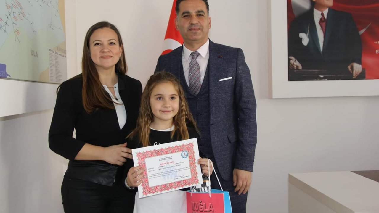 İstiklal Marşı’nı Güzel Okuyan Öğrenciler Ödüllendirildi