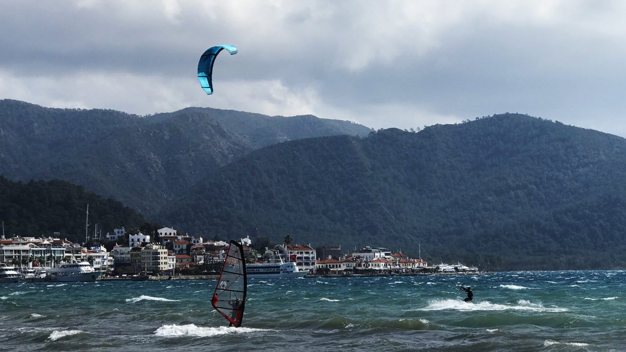 Adrenalin tutkunlarının denizde sörf keyfi