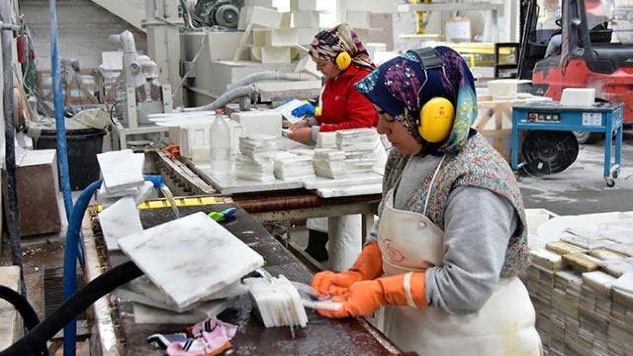 Kadınlar ekmeğini mermerden çıkarıyor