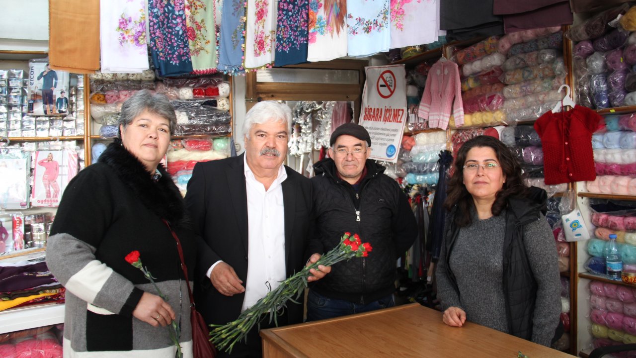 Başkan Akkaya kadınlara karanfil dağıttı