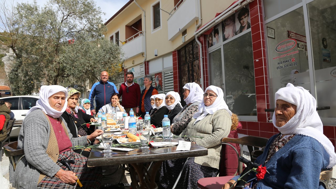 Muhtardan kadınlar günü jesti