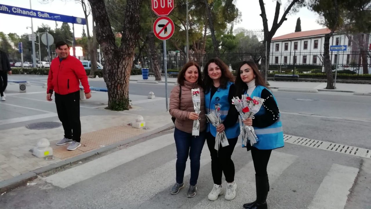 Asenalar Karanfil Dağıttı