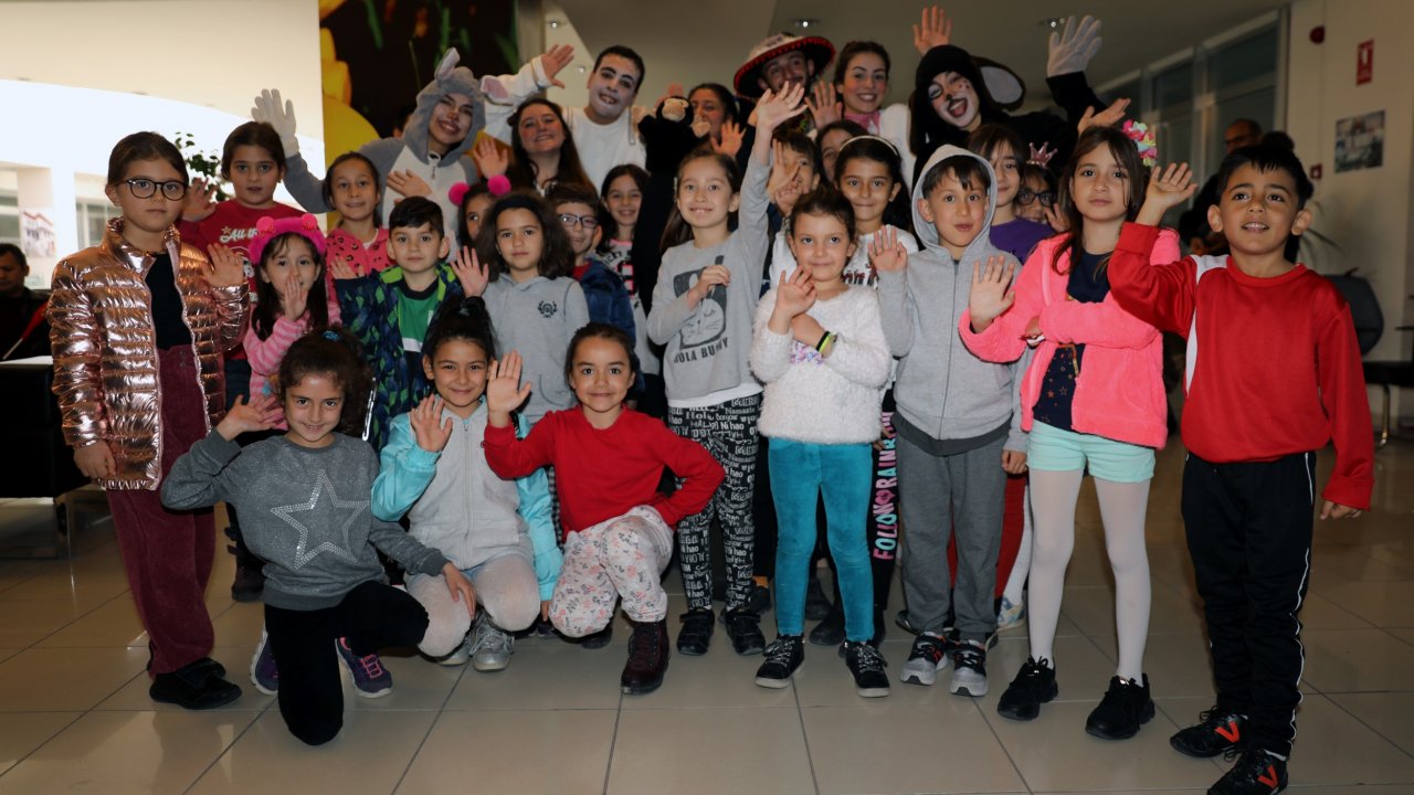 Çocuklar, Oyuncaklar Dünyası’nı ilgiyle izledi