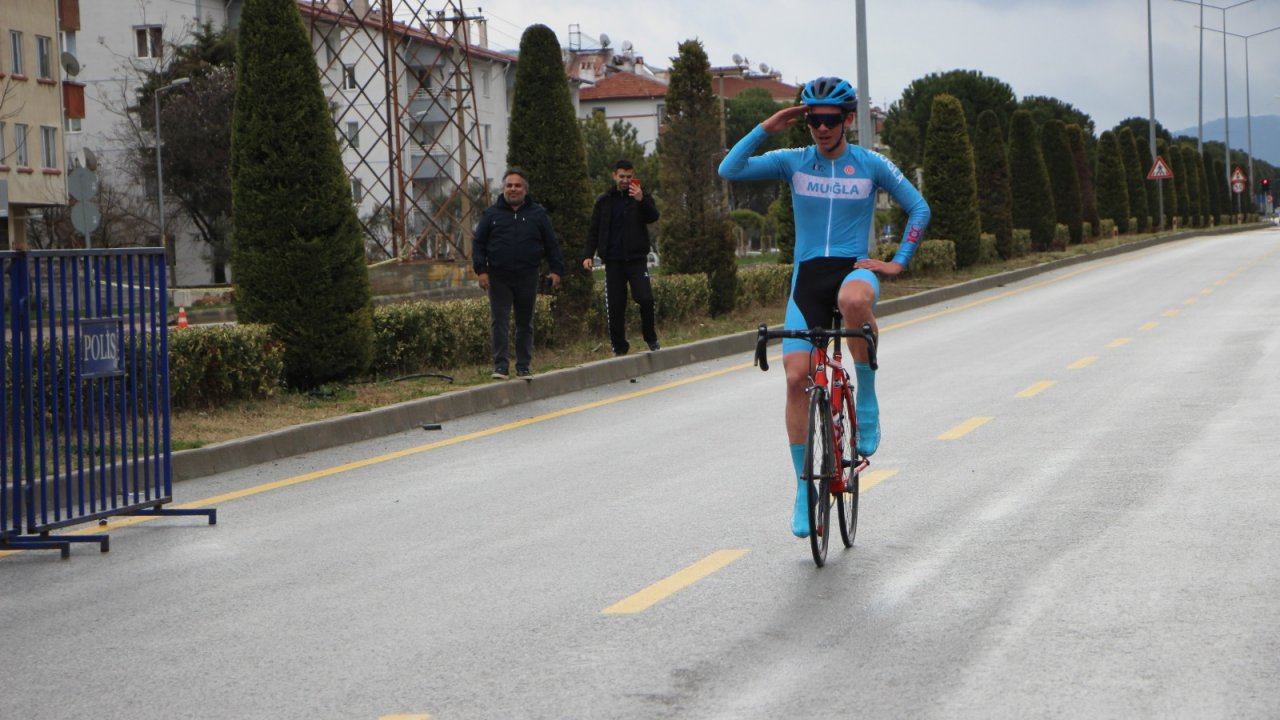 Yarışı asker selamı ile tamamladı