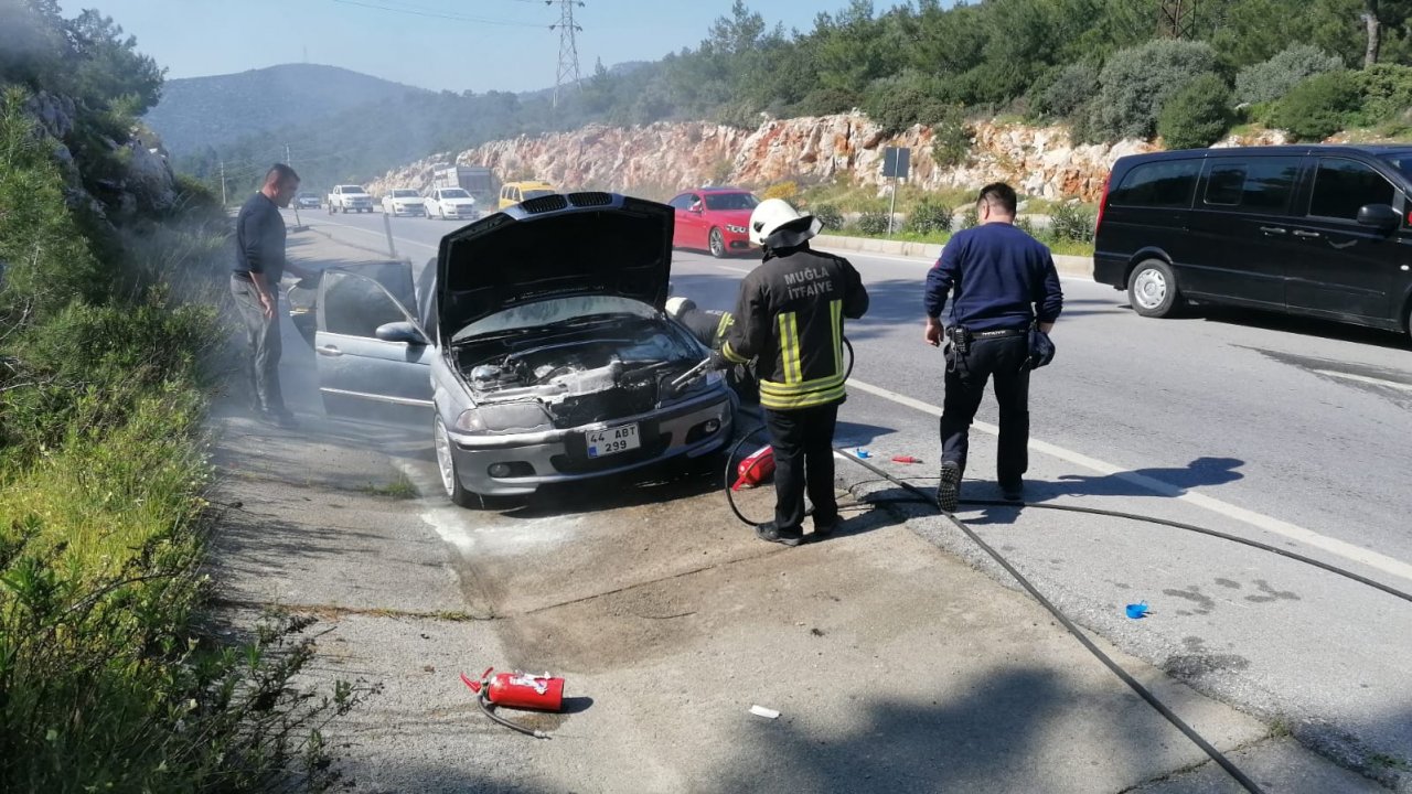 Seyir halindeki otomobil yandı