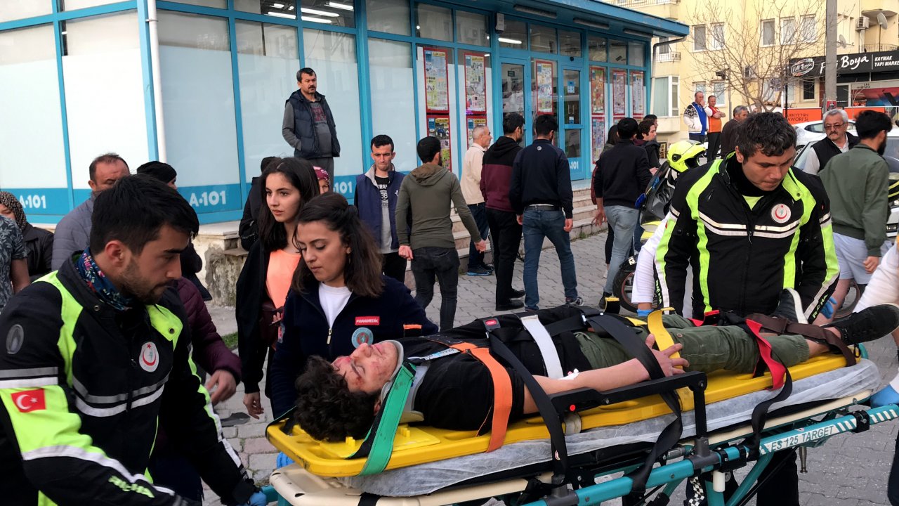 Motosiklet yayaya çarptı: 2 yaralı
