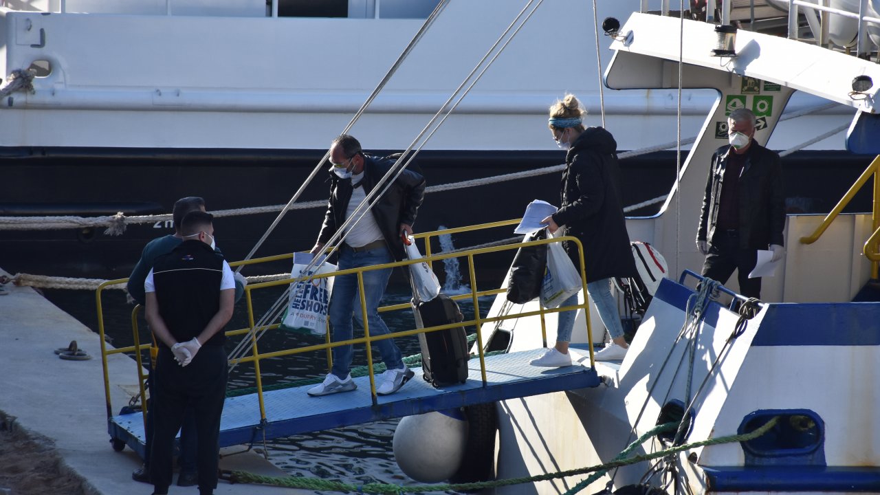 Bodrum'a getirilen yolcular sağlık kontrolünden geçirildi