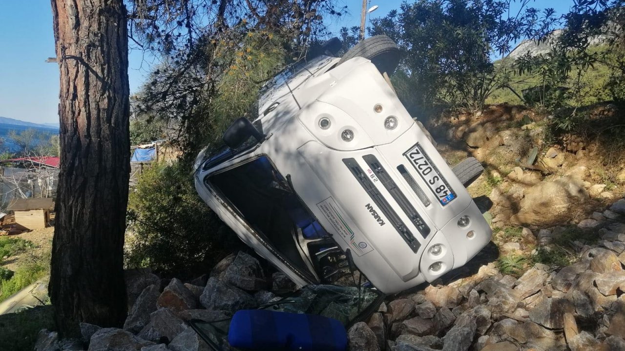 Fırtına minibüsü devirdi