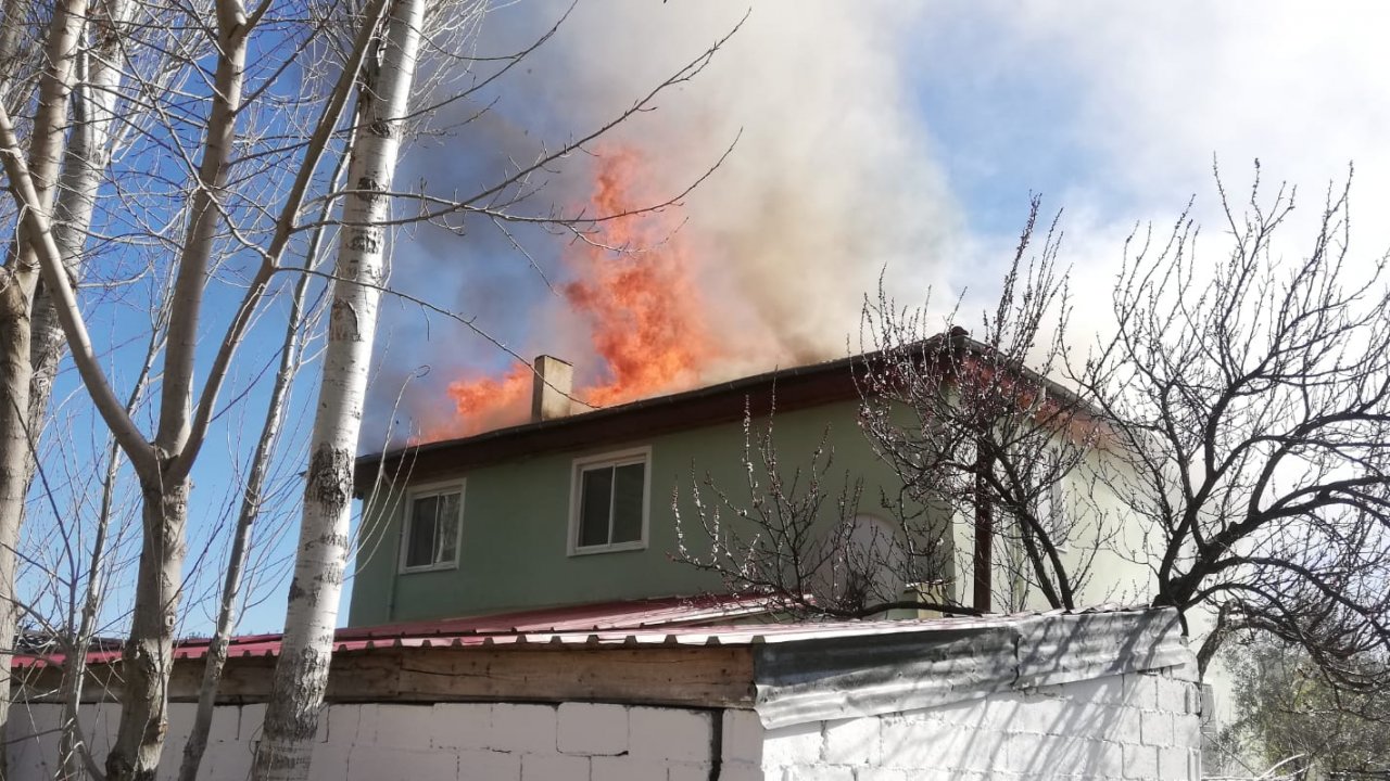 Bacadan çıkan yangın çatıyı kül etti