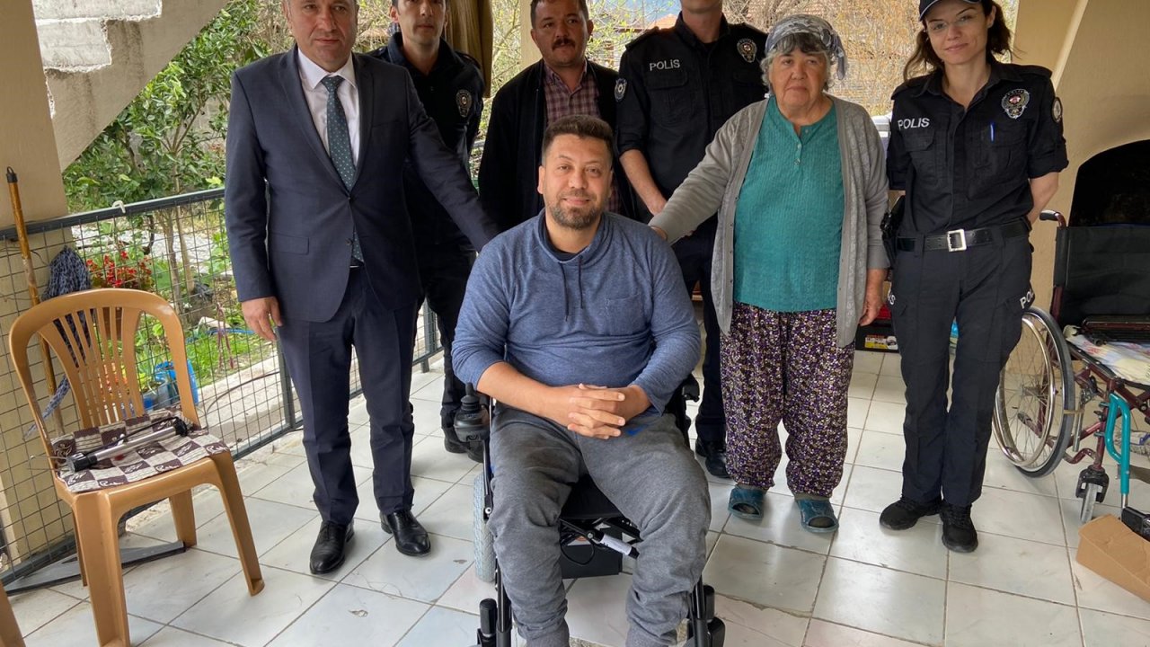 Akülü tekerlekli sandalye hayalini polisler gerçekleştirdi