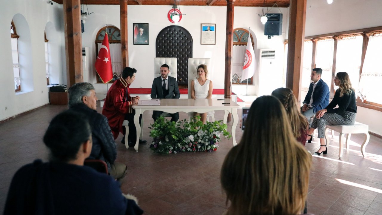 Nikahlar, Belediye Nikah Salonunda Yapılacak