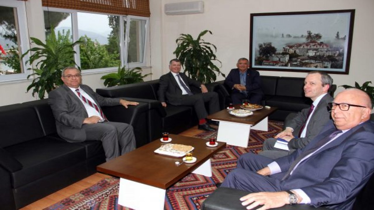 İngiliz Büyükelçi Moore: 