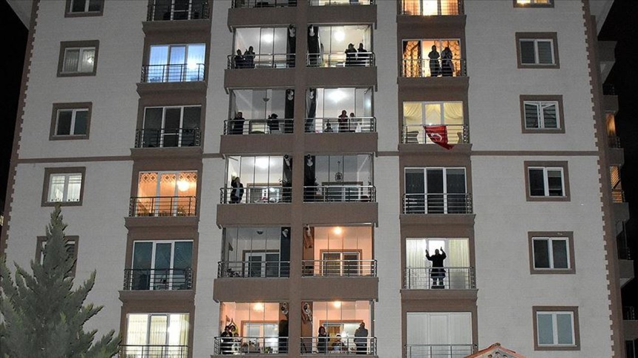 Bakan Koca'dan sağlık çalışanları için 'üst üste 3 gün alkış' çağrısı