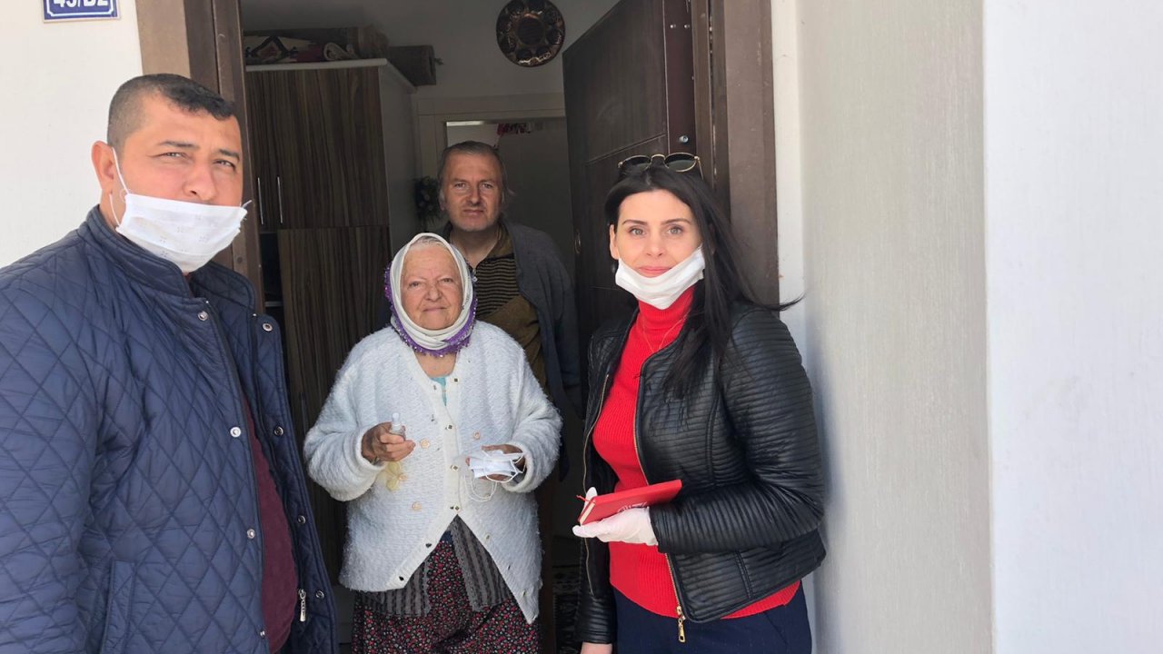 Bodrum'da maske ve kolonya dağıtıldı