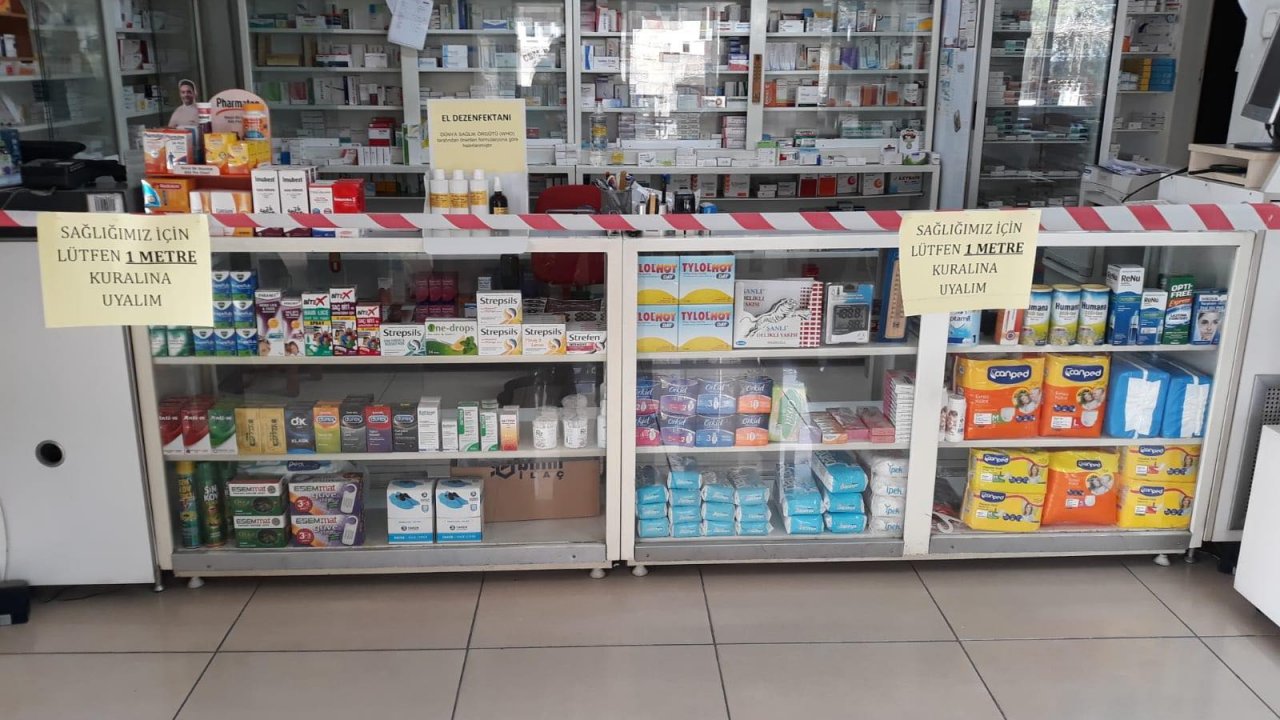 Eczanelerde Corona virüse karşı şeritli önlem