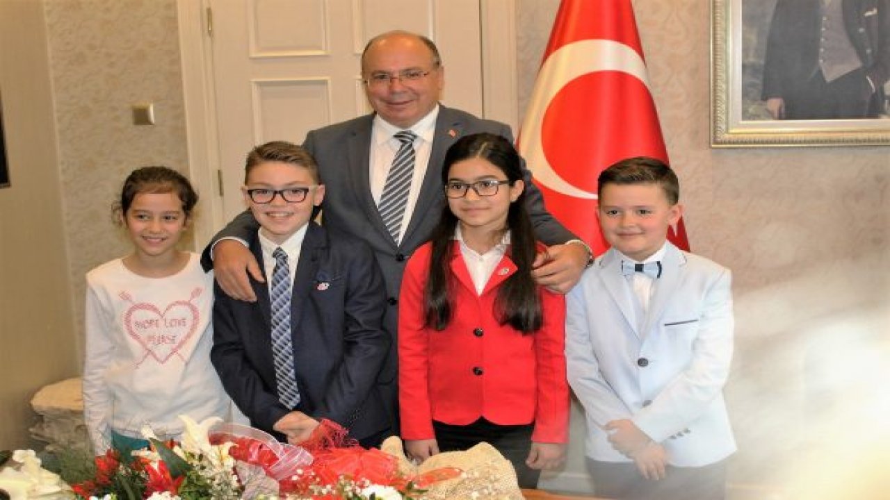 Vali Çiçek Koltuğu Çocuklara Teslim Etti