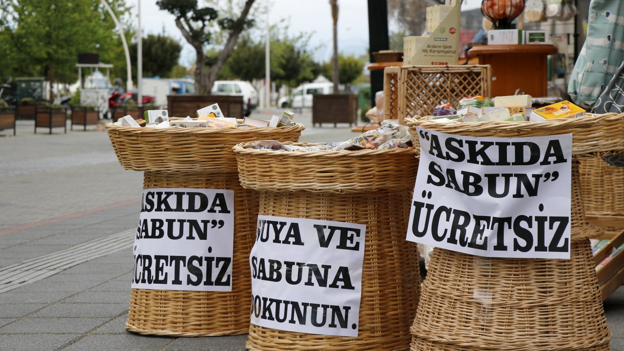 Kovid-19'la mücadele için ücretsiz sabun dağıtıyor