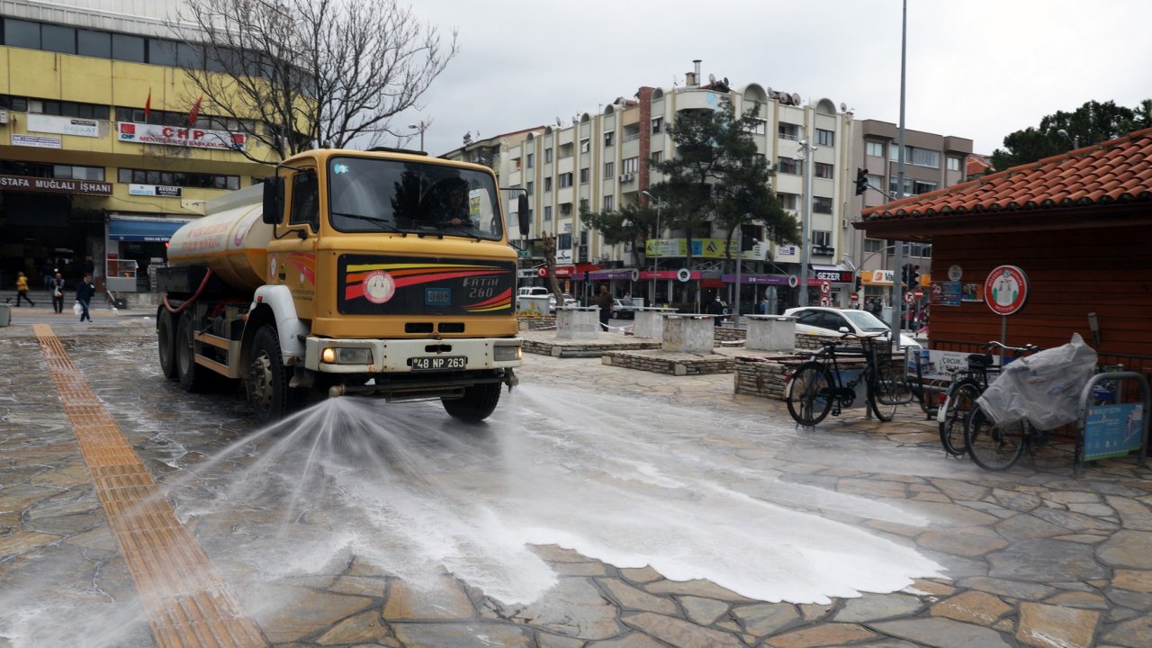 Menteşe’de yollar dezenfekte ediliyor