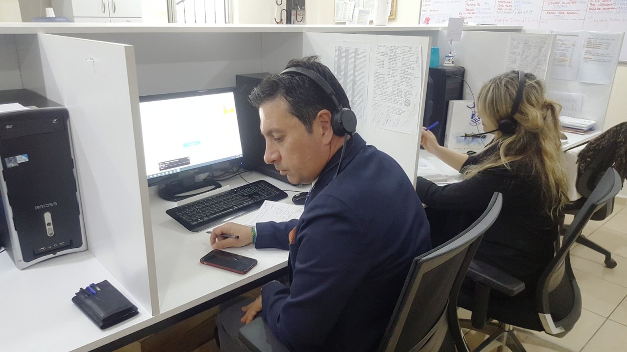 Başkan Aras, çağrı merkezinin telefonlarını cevapladı