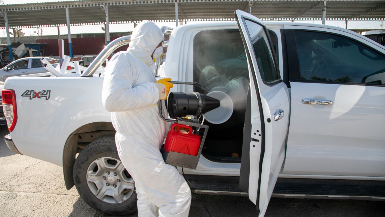 Bodrum Belediyesi araçları dezenfekte ediyor