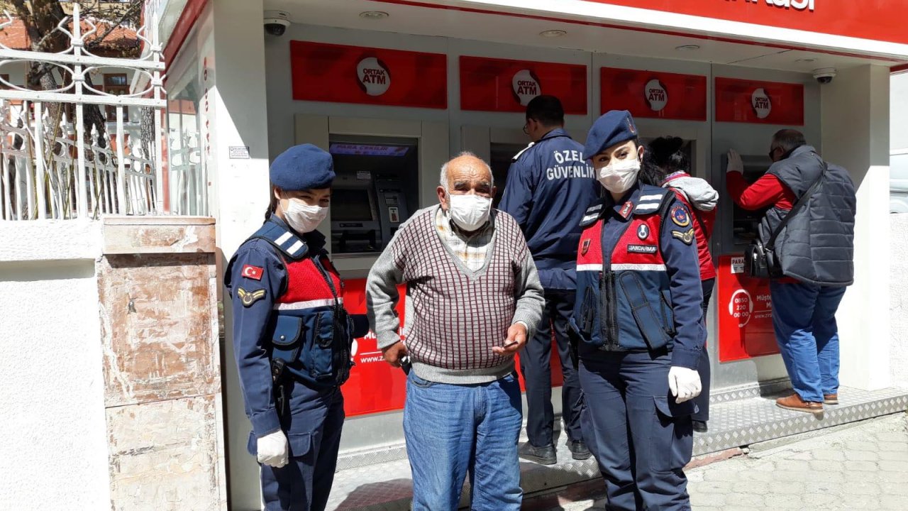 Yaşlı adamın yardımına jandarma koştu