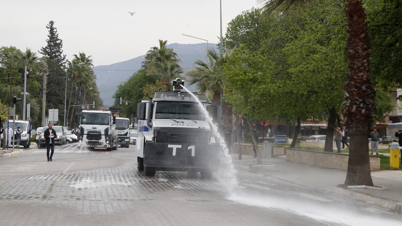 TOMA ve belediye araçları caddeleri yıkadı