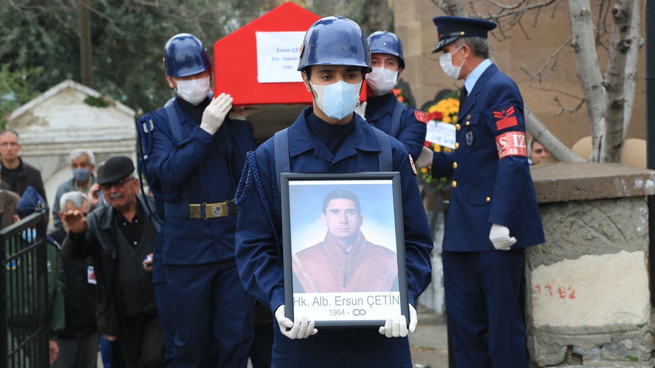 Hayatını kaybeden emekli hakim askeri törenle toprağa verildi