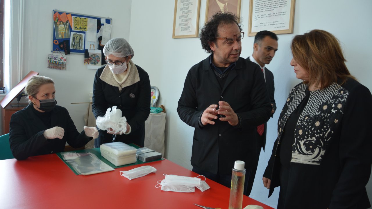 Milli Eğitim basın mensuplarına maske dağıttı