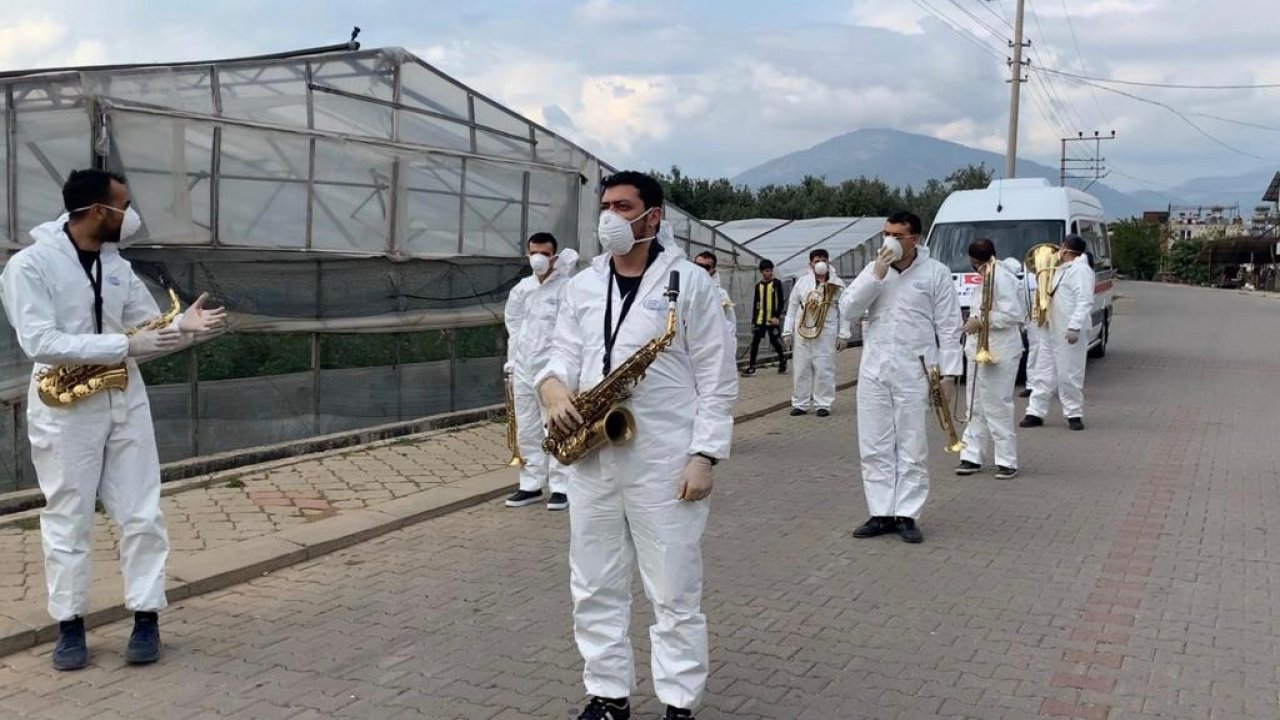 Fethiye'de bando takımı evde kalanlar için konser verdi