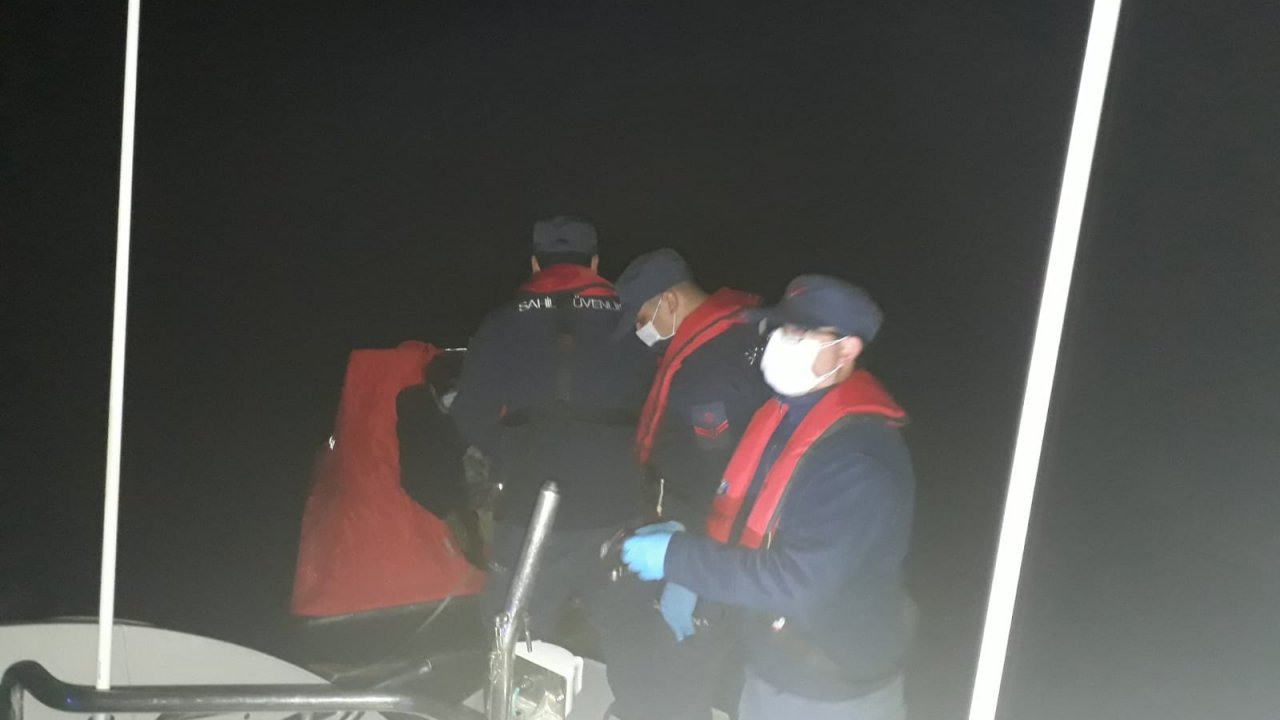 Datça'da Türk kara sularına dönmeye zorlanan 18 sığınmacı kurtarıldı