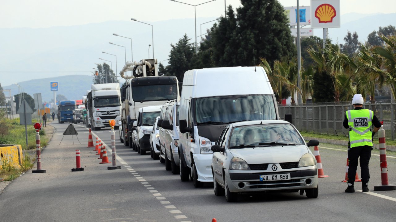 Koronavirüs denetimlerinde uzun araç kuyrukları oluştu