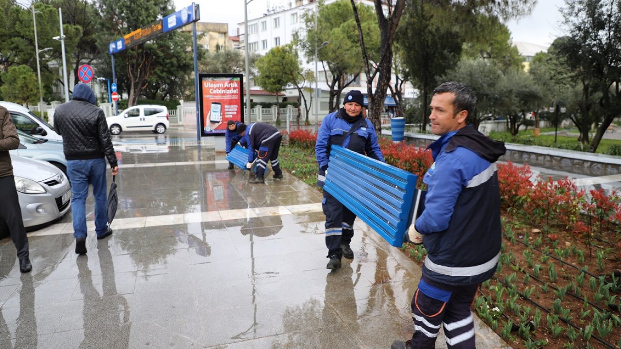 Oturma bankları sökülüyor