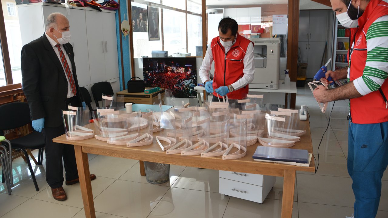 Gençlik merkezleri siperlik maske üretiyor