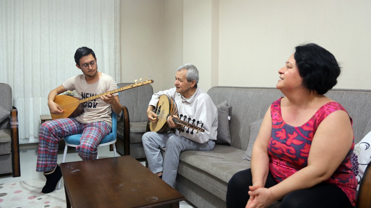 Baba oğul evde kalmalarını 