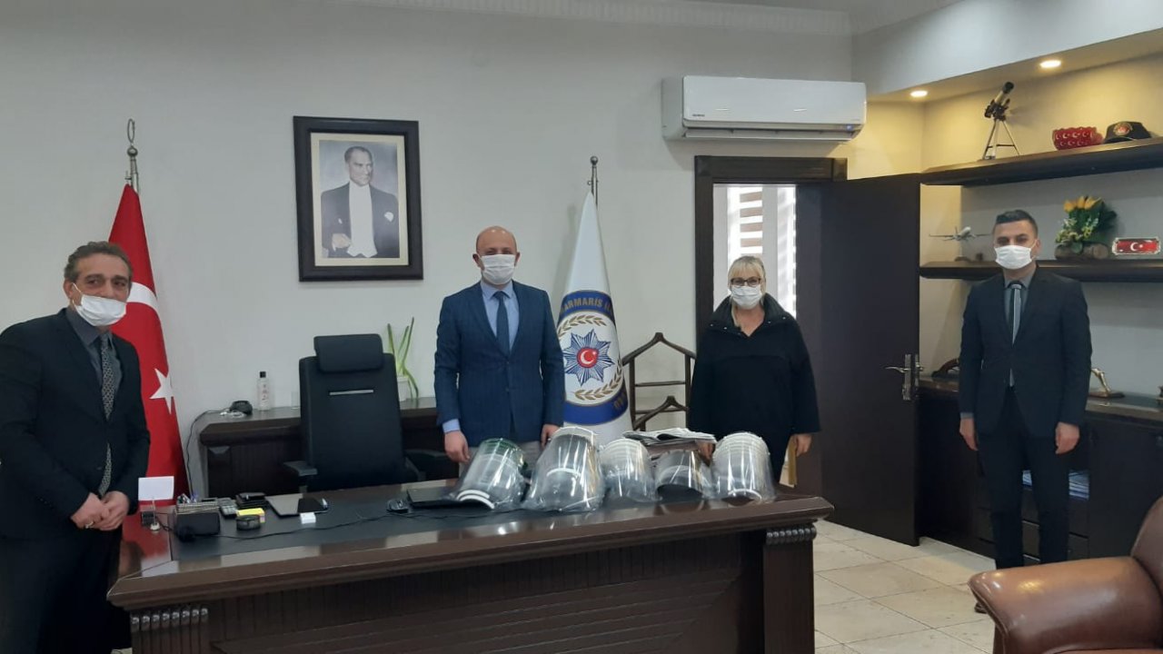 Marmaris'te polislere çiçek yerine siperli maske hediye edildi