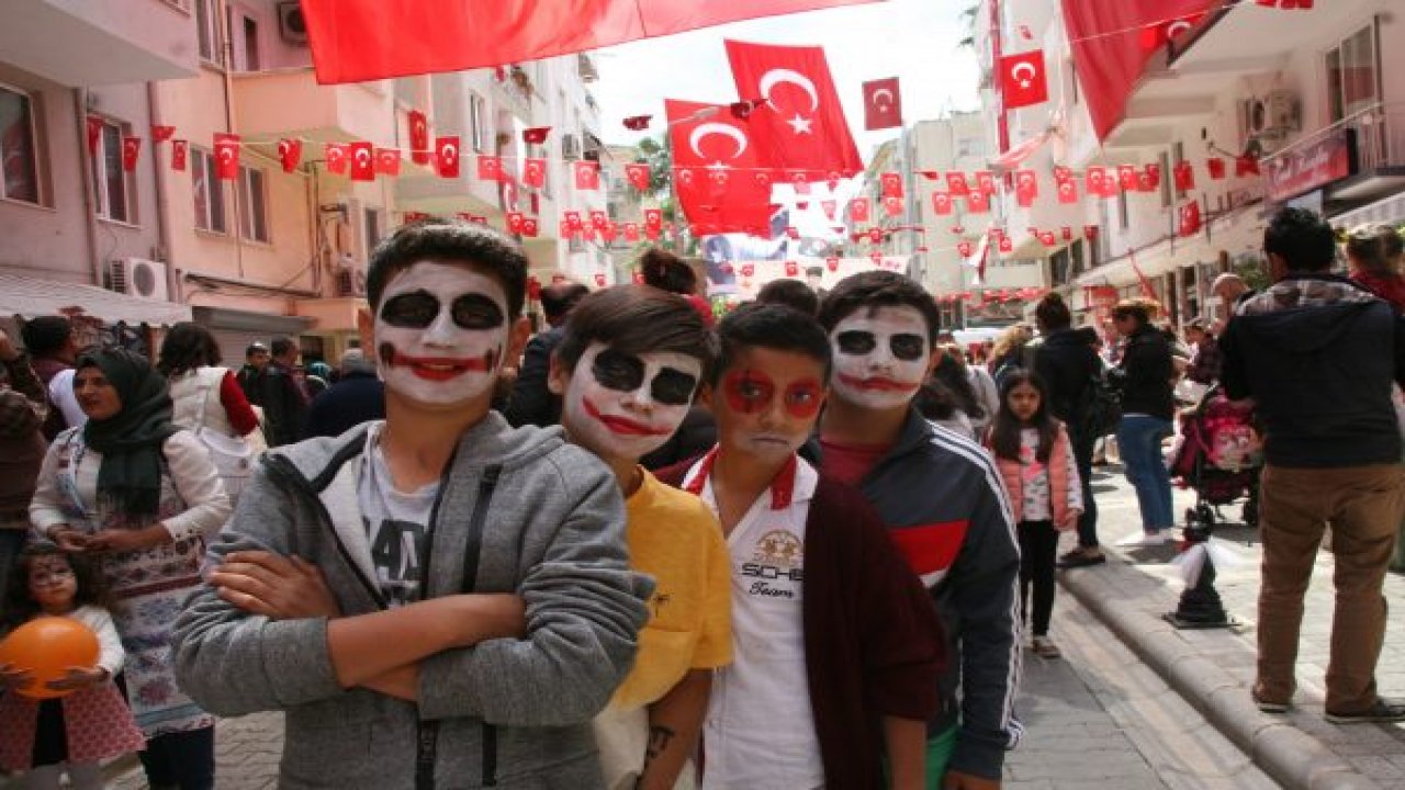 23 Nisan coşkusu 105 sokağa taştı