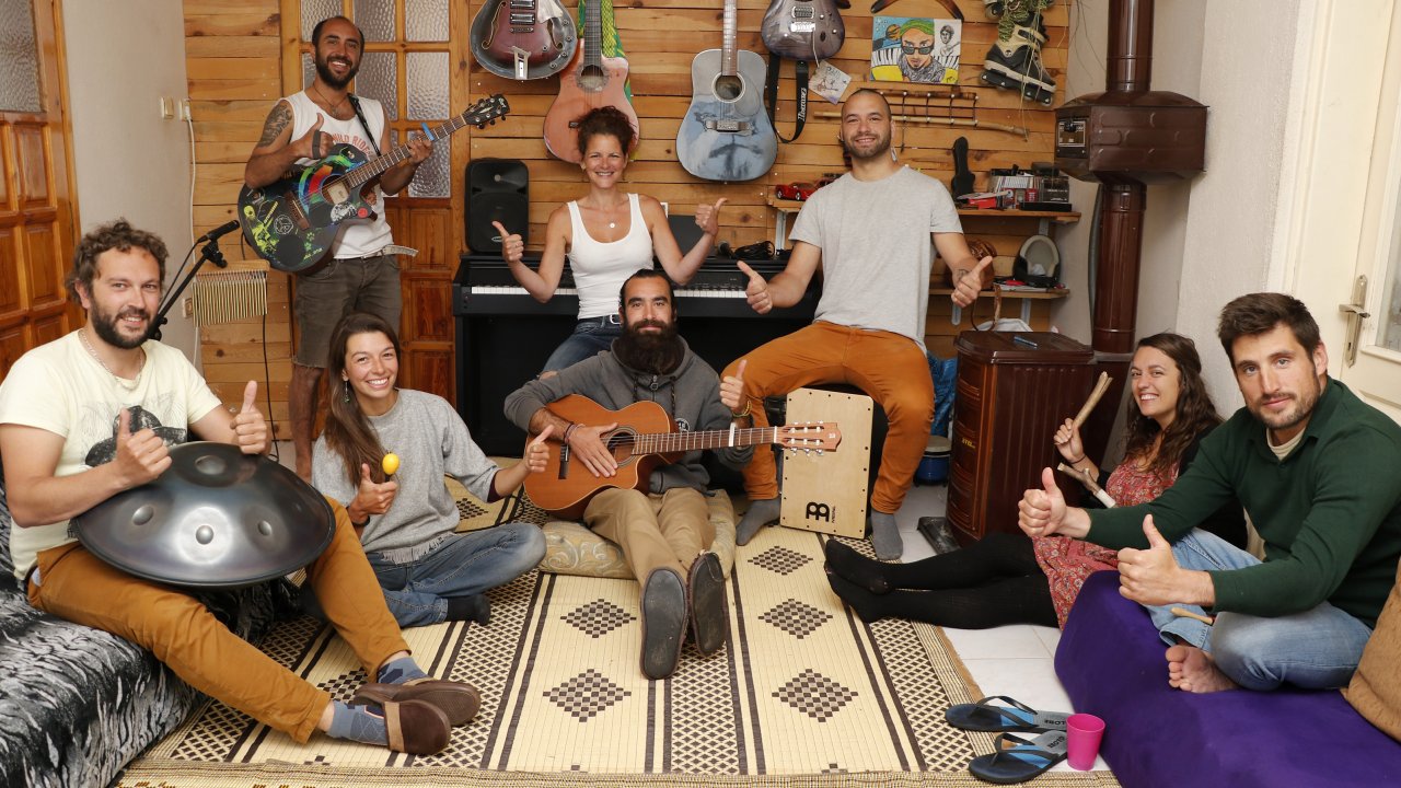 Salgın nedeniyle seyahat edemeyen 7 yabancıyı evinde ağırlıyor