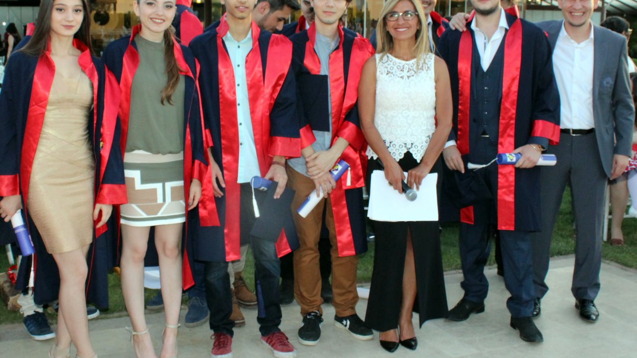 Final İlk Mezunlarını Verdi