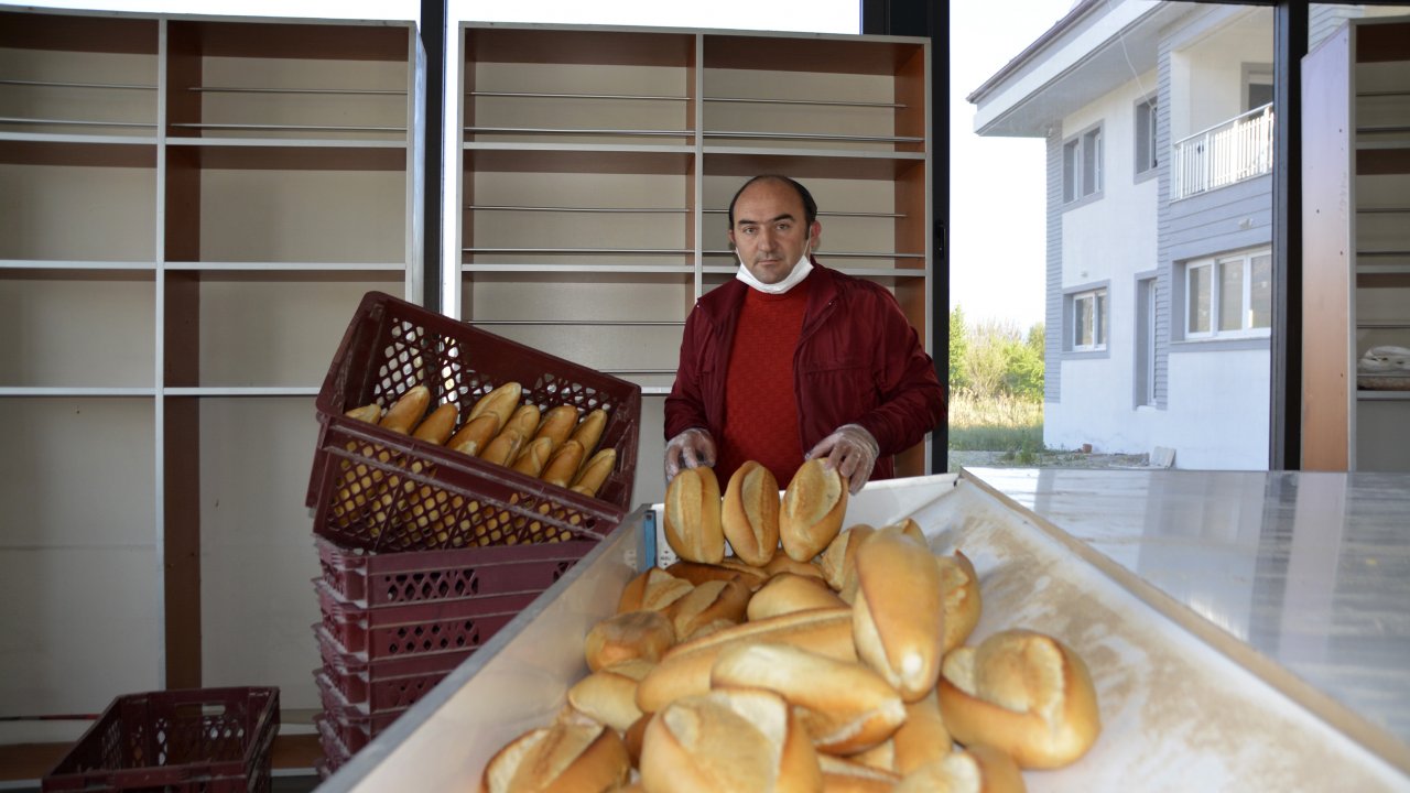 Gazeteci evden çıkamayanlara 1500 ekmeği ücretsiz dağıttı