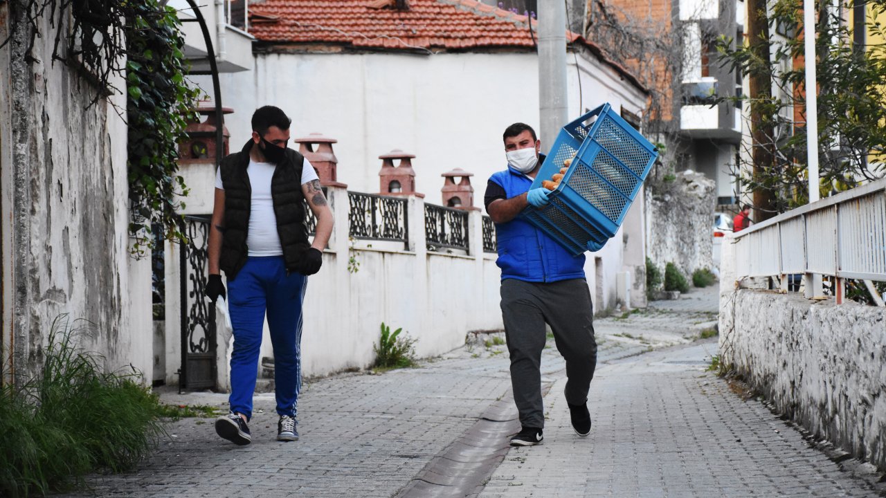 Sırtına yüklediği kasayla mani söyleyerek ekmek satıyor