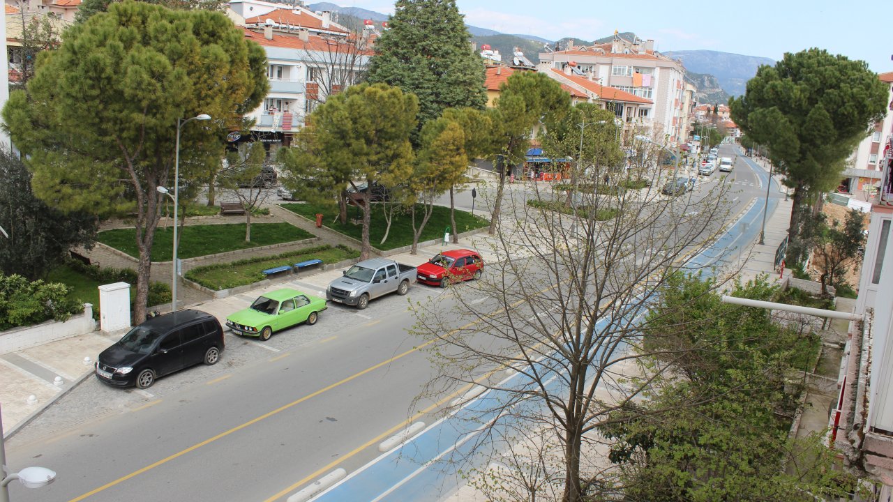 Yasak boyunca Menteşe sokaklarında kuş sesleri hâkimdi