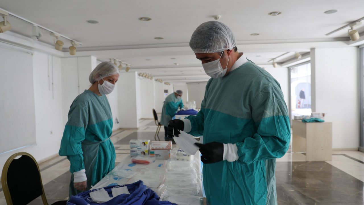 Marmaris Kültür ve Sanat Evi gönüllülerin maske ürettiği atölyeye dönüştürüldü