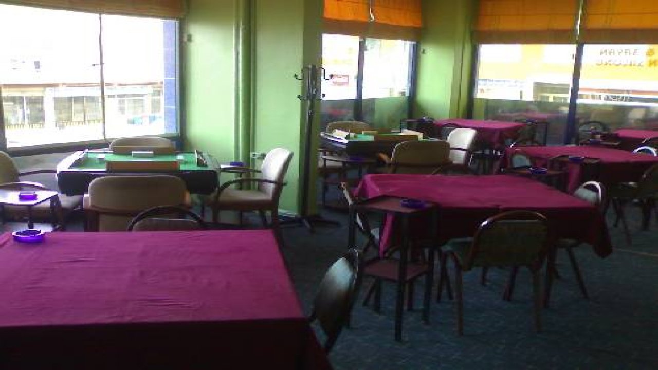 Kahvehanede alkol alarak sosyal mesafe kuralını ihlal edenlere ceza