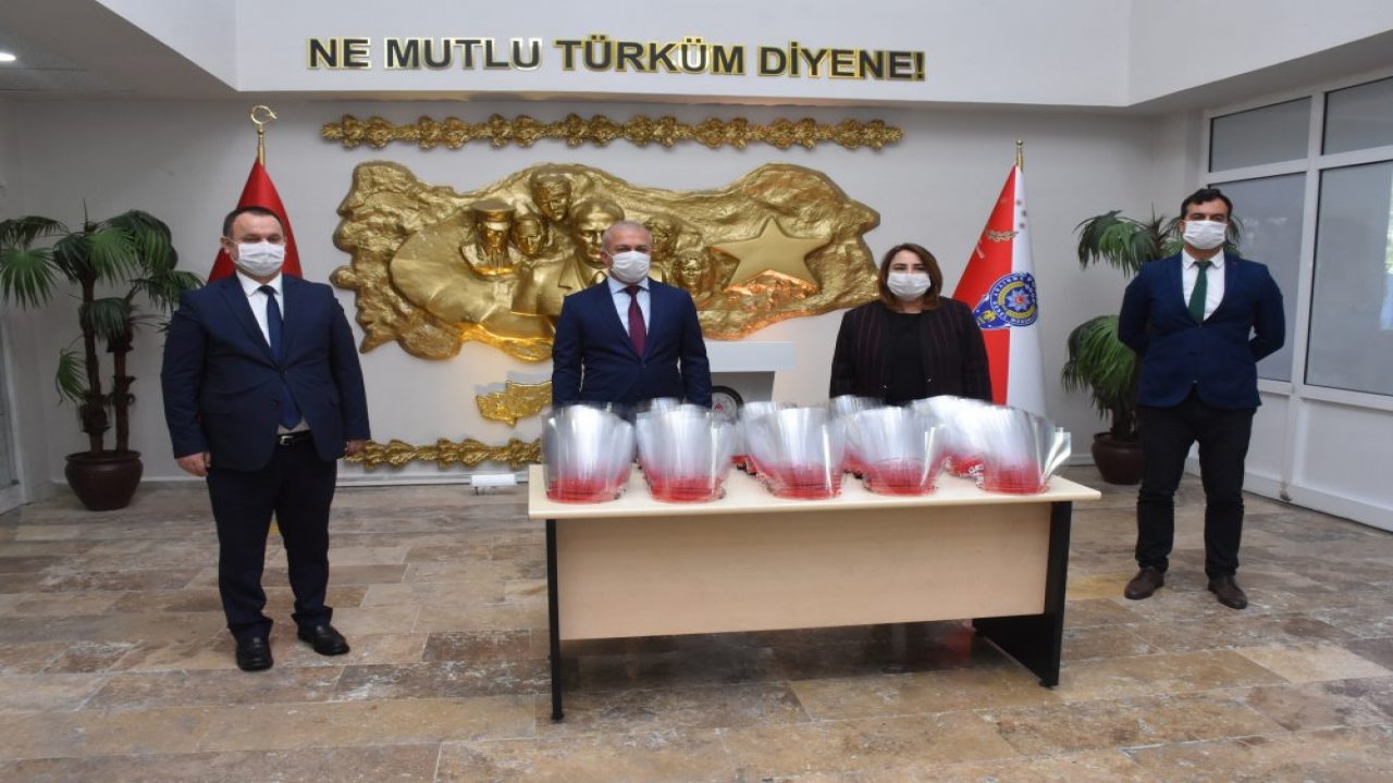 Öğretmenlerin ürettiği siperli maskeleri polisler taktı