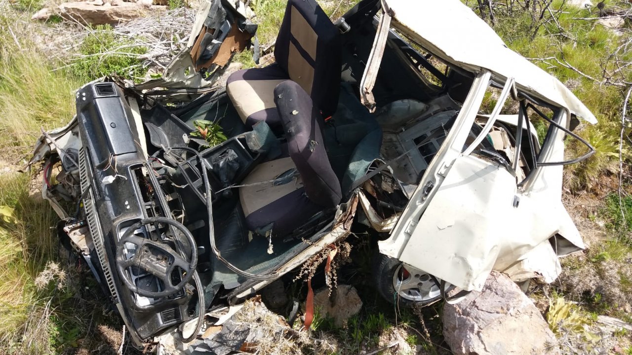 Uçuruma devrilen otomobilin sürücüsü öldü