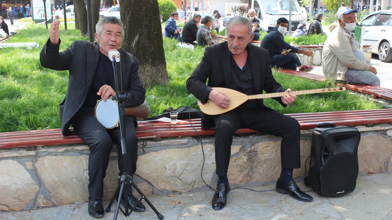 Vatandaşlara moral için mini konser verdiler